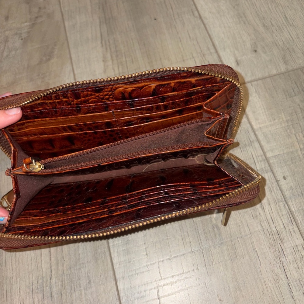 BRAHMIN Crocodile-Embossed pecan wallet excellent used condition - Picture 4 of 4